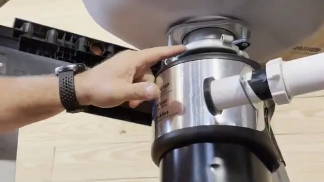 Garbage disposal unit aligned with a sink flange using an Allen wrench