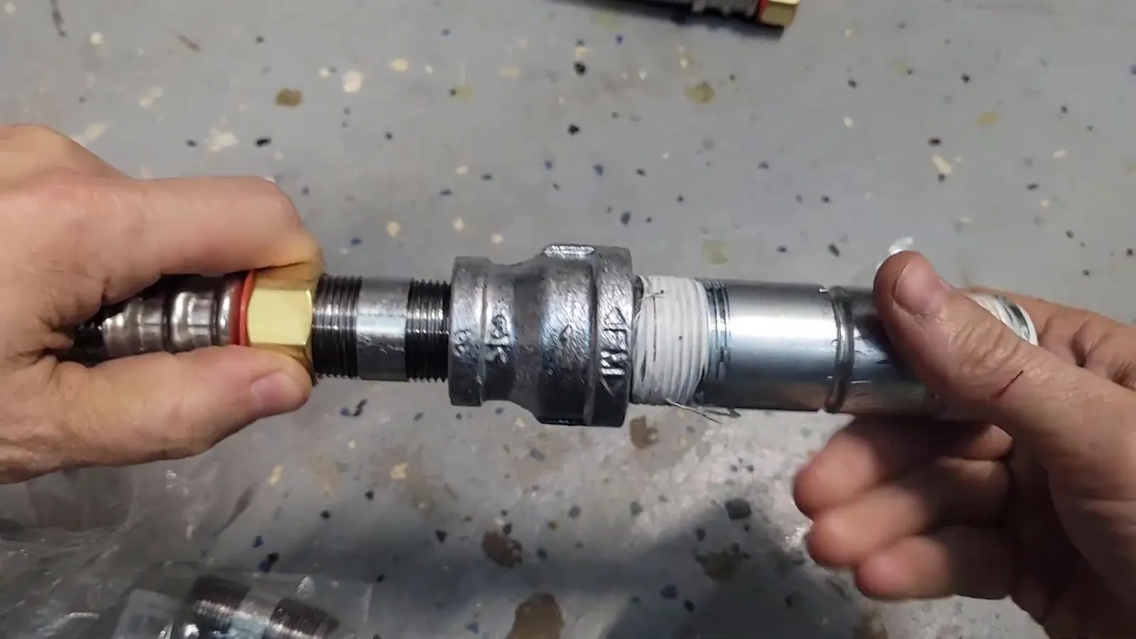 Coupling connecting gas pipes at a water heater hookup