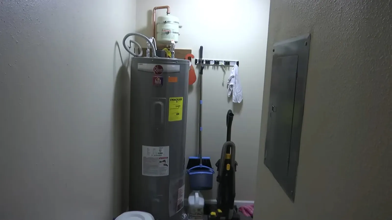 Expansion tank installed on a water heater supply line